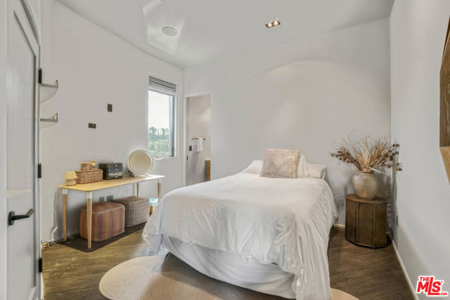 9152 Janice Place, Beverly Hills CA: https://media.crmls.org/mediaz/1270029a-2cae-4706-886b-67aeccce2221.jpg