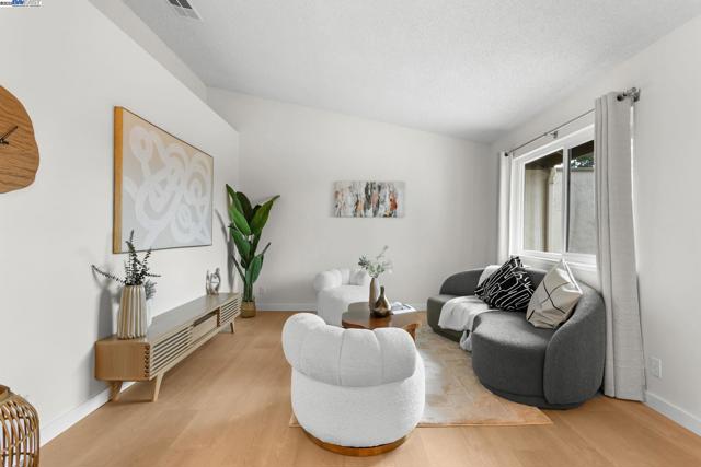 114 Hackamore Ln, Fremont CA: https://media.crmls.org/mediaz/1271907b-59ff-4609-abe5-b8a354f5602b.jpg