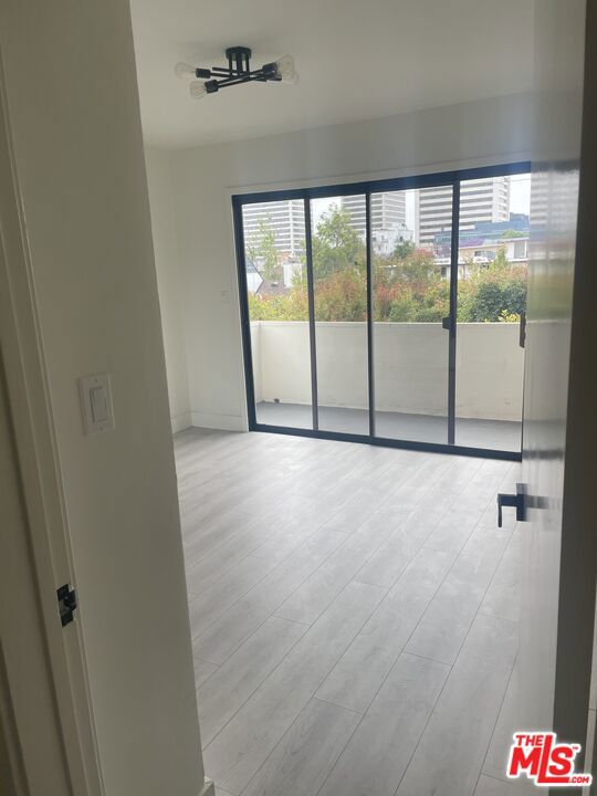 1609 Veteran Avenue, Los Angeles CA: https://media.crmls.org/mediaz/12725a67-2b55-4f5f-b66c-d6db28de2ab1.jpg