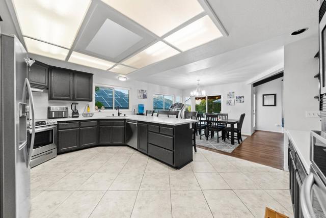 15425 Vista Vicente Dr, San Diego CA: https://media.crmls.org/mediaz/12726812-3108-495b-9491-9f72bb5ca5cb.jpg