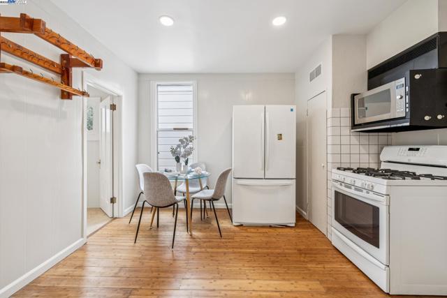 545 Central Ave, Alameda CA: https://media.crmls.org/mediaz/12730833-5f33-48ef-a8ef-a51140258977.jpg