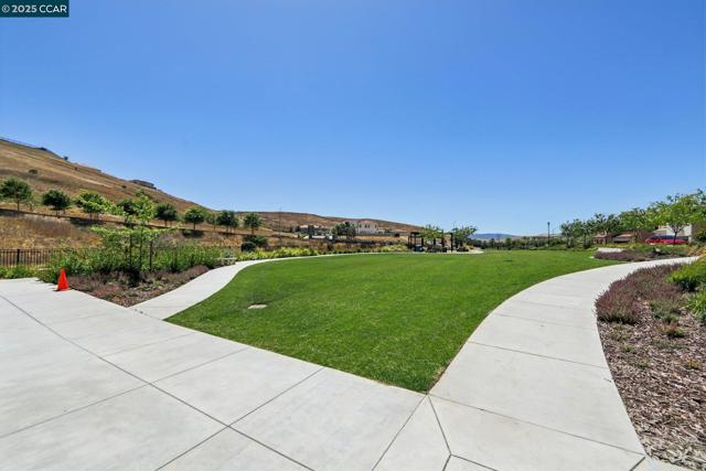 2909 Tulare Hills Dr, Dublin CA: https://media.crmls.org/mediaz/127448c1-d034-48eb-91eb-d62e0e8f0549.jpg