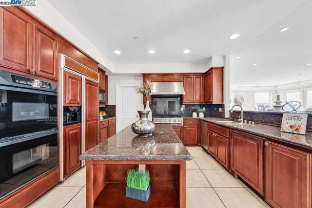 48912 Crown Ridge Cmn, Fremont CA: https://media.crmls.org/mediaz/1274bf5c-bb4c-4e80-a855-649741a4d601.jpg