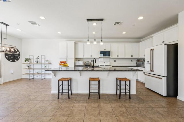4778 Hawkins St, Antioch CA: https://media.crmls.org/mediaz/1274c3db-39b6-404d-b235-c25379a9516c.jpg