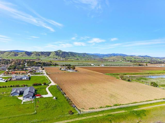 11580 Monterey Road, Gilroy CA: https://media.crmls.org/mediaz/1274e498-3ec8-40d6-835c-2538d2209d1f.jpg