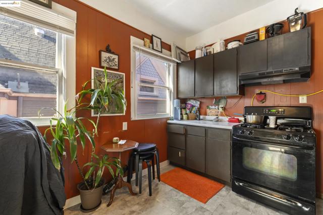 553 34Th St, Oakland CA: https://media.crmls.org/mediaz/1275e1c2-7ba5-4d9f-8854-17aba98b14b3.jpg