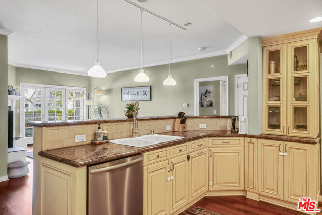 4401 Moorpark Way, Toluca Lake CA: https://media.crmls.org/mediaz/12767884-c37f-4104-ac83-338629404210.jpg