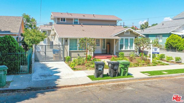 1237 W 25th Street, Los Angeles CA: https://media.crmls.org/mediaz/127678d2-647c-4915-bb79-c41008020e78.jpg