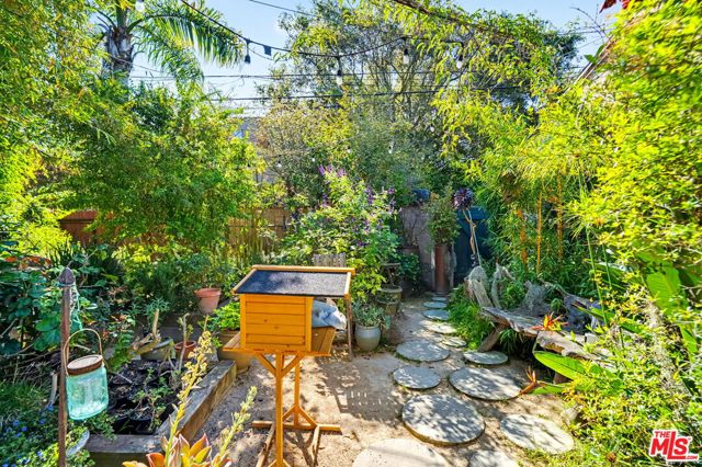 1314 Palms Boulevard, Venice CA: https://media.crmls.org/mediaz/1276fbaf-3776-4600-8373-5f7698208a6b.jpg