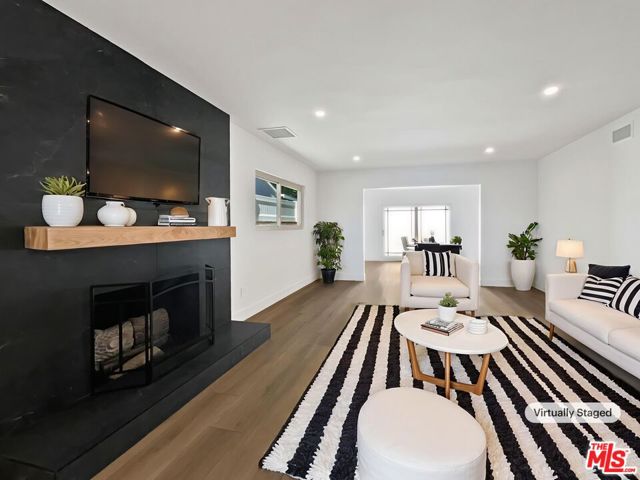 5736 Vantage Avenue, Valley Village CA: https://media.crmls.org/mediaz/127813b9-3eac-4665-8965-4601bc8b7d6e.jpg