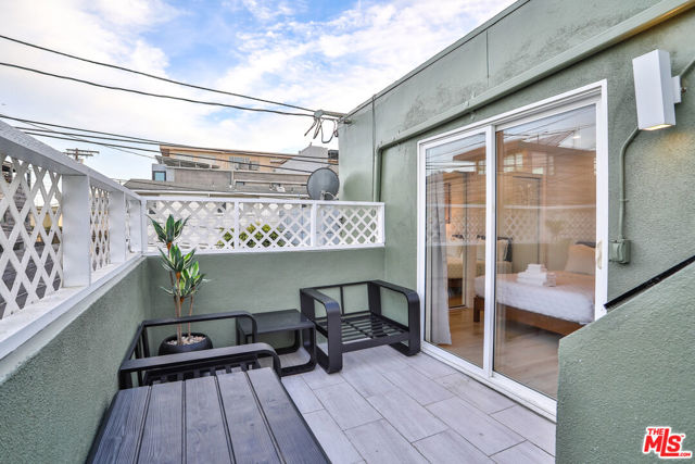 2207 Ocean Front Walk, Venice CA: https://media.crmls.org/mediaz/12781e18-f68d-455c-a1e7-9952d2e74850.jpg