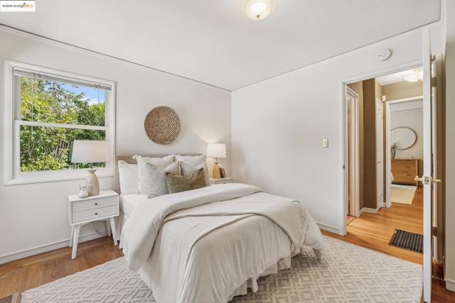 4221 Whittle Ave, Oakland CA: https://media.crmls.org/mediaz/12787157-271d-439b-b2d4-811ca98fd5bb.jpg