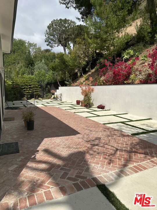 https://media.crmls.org/mediaz/12789374-ca70-4548-8e1d-cd8b85a1d1e9.jpg?preset=X-Large