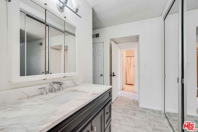 18307 Burbank Boulevard, Tarzana CA: https://media.crmls.org/mediaz/12798384-2087-4ae3-ab79-d7020703569c.jpg