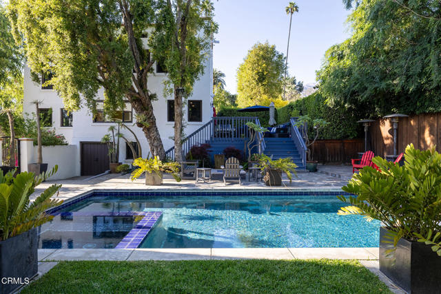 1052 New York Drive, Altadena CA: https://media.crmls.org/mediaz/127996b3-742a-4522-8768-7960aba3302d.jpg