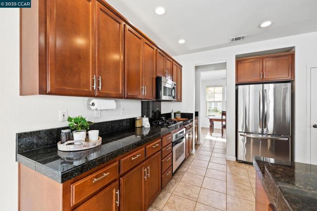 127 Sanford Ct, Brentwood CA: https://media.crmls.org/mediaz/1279daeb-d5b0-4294-8020-bc540bb97a16.jpg