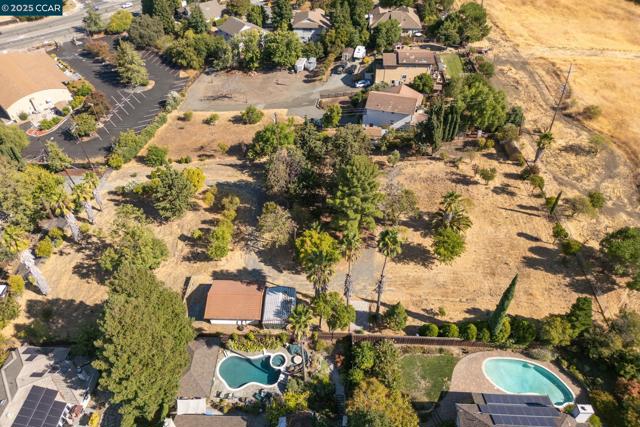 1051 Tilley Cir, Concord CA: https://media.crmls.org/mediaz/127ab10b-ad60-40d9-8c27-8a4929bb4702.jpg