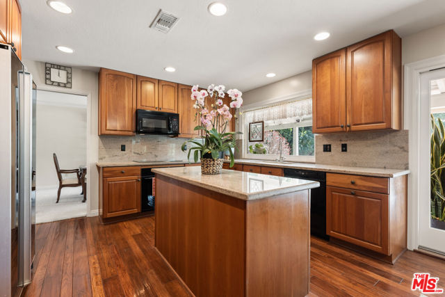 17992 Huntington Circle, Villa Park CA: https://media.crmls.org/mediaz/127ad53a-2284-492c-b20a-1eeac9fb792e.jpg
