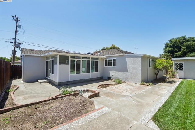 37512 Willowood Dr, Fremont CA: https://media.crmls.org/mediaz/127bb293-744a-4c71-b85f-1e3fda28c8db.jpg