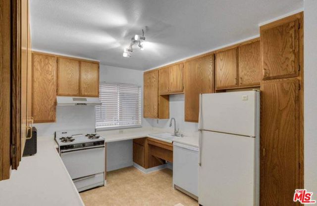 11508 Moorpark Street photo 6