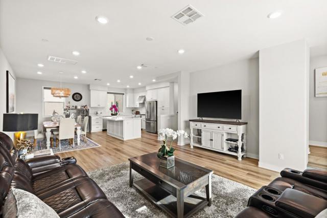202 Keeper, Irvine CA: https://media.crmls.org/mediaz/127cca11-66b8-402a-a370-23c75edd1255.jpg