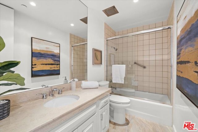 300 N Swall Drive, Beverly Hills CA: https://media.crmls.org/mediaz/127d93ec-201c-411a-b024-1189346ce0af.jpg