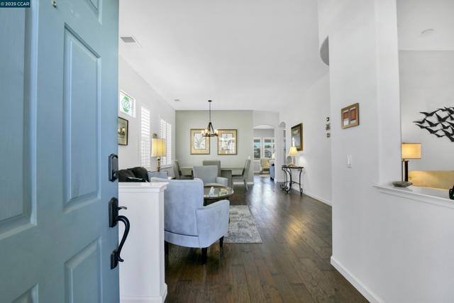 1820 Mariposa Way, Brentwood CA: https://media.crmls.org/mediaz/127da099-d2fc-4b6d-8dcf-a13ae0114765.jpg