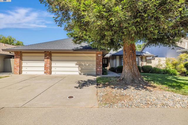 1070 Porter Dr, Roseville CA: https://media.crmls.org/mediaz/127eef32-6278-47d0-bacf-d64070bf9b96.jpg