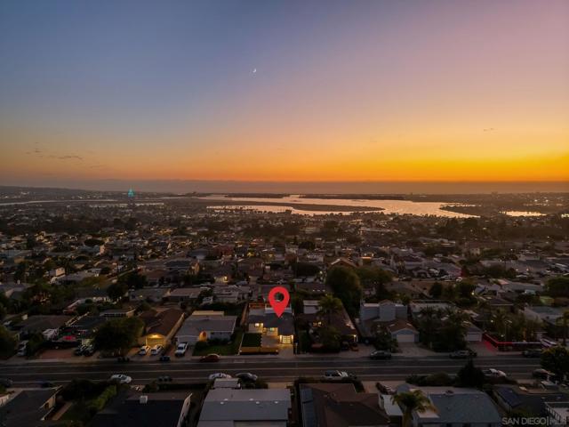 2736 Burgener Blvd, San Diego CA: https://media.crmls.org/mediaz/127f1e12-de54-4e48-8109-2a1c8cfc513c.jpg