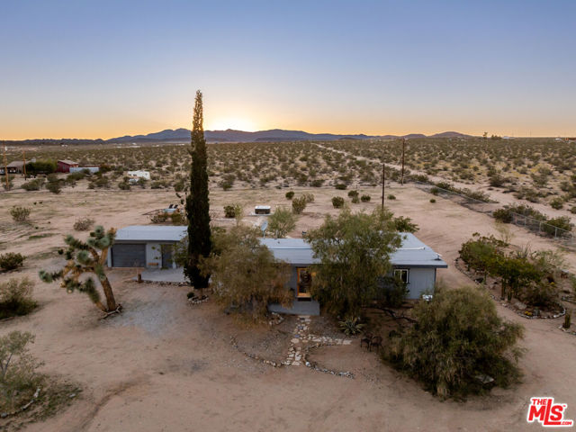 2724 Stonehill Avenue, Joshua Tree CA: https://media.crmls.org/mediaz/127fe03d-076b-461e-9ab7-7dae279e6212.jpg