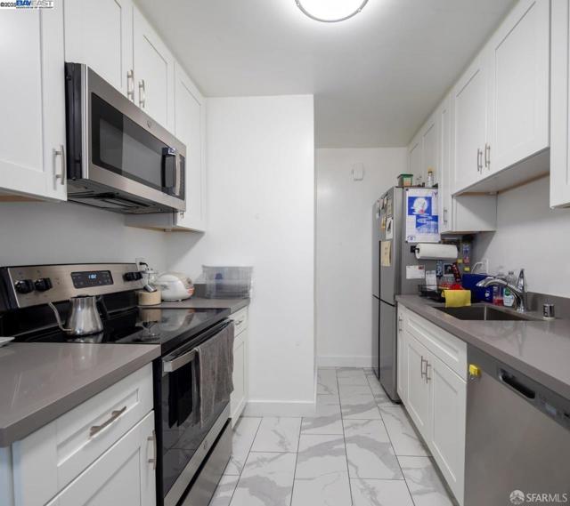537 Pacific Avenue, Alameda CA: https://media.crmls.org/mediaz/12801e0b-0e31-45f4-a470-272ac5db565b.jpg