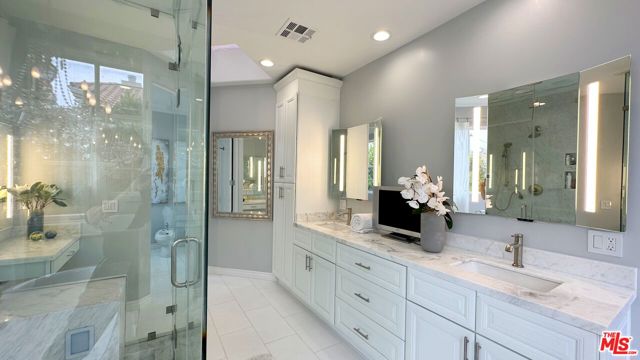 723 10th Street, Santa Monica CA: https://media.crmls.org/mediaz/1281232e-e2e7-4b5d-a8fa-4bb26404cfe0.jpg