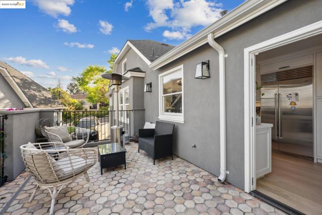 946 Alma Pl, Oakland CA: https://media.crmls.org/mediaz/1281955d-24f8-4d3f-abc7-de1ebdb3933b.jpg