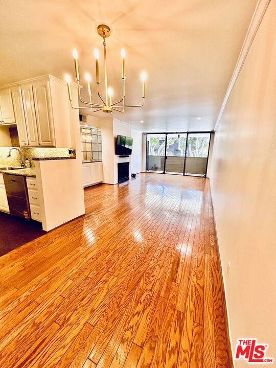 911 N Kings Road, West Hollywood CA: https://media.crmls.org/mediaz/128242ce-0c5d-4658-acb6-368e345c1c6d.jpg
