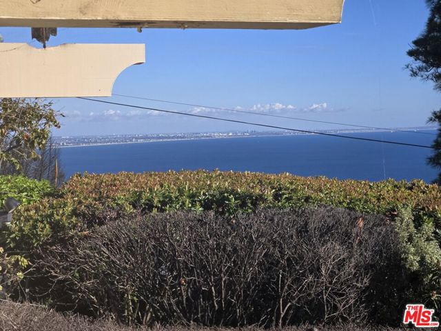 20776 Big Rock Drive, Malibu CA: https://media.crmls.org/mediaz/1282d4ff-9ce9-4731-859c-d5755a513c83.jpg