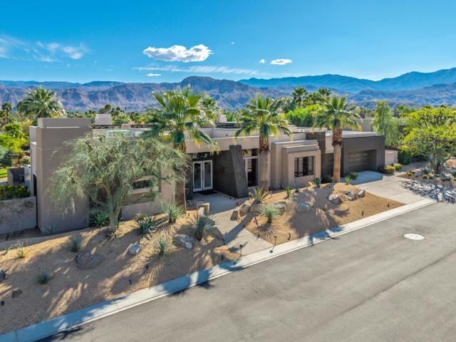 8 Ledgestone Lane, Rancho Mirage CA: https://media.crmls.org/mediaz/1284ac96-2ed9-4304-b1f4-2e00f3e5c988.jpg