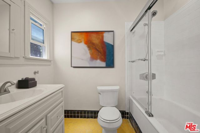 1043 1/2 N La Jolla Avenue, Los Angeles CA: https://media.crmls.org/mediaz/1284ff87-34e5-4765-850c-fa3b75a4af95.jpg