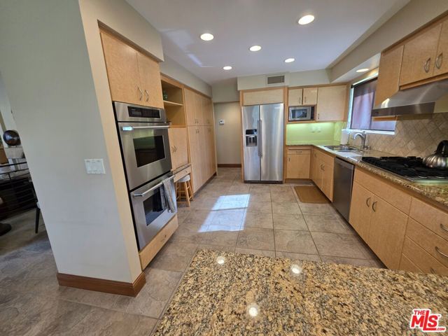 34725 Mission Hills Drive, Rancho Mirage CA: https://media.crmls.org/mediaz/128516ed-6c5e-4c59-9fb9-bc7409706021.jpg