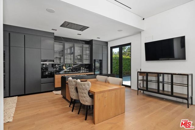 16015 Valley Wood Road, Sherman Oaks CA: https://media.crmls.org/mediaz/12856068-cbc4-4181-926d-019e5952612d.jpg