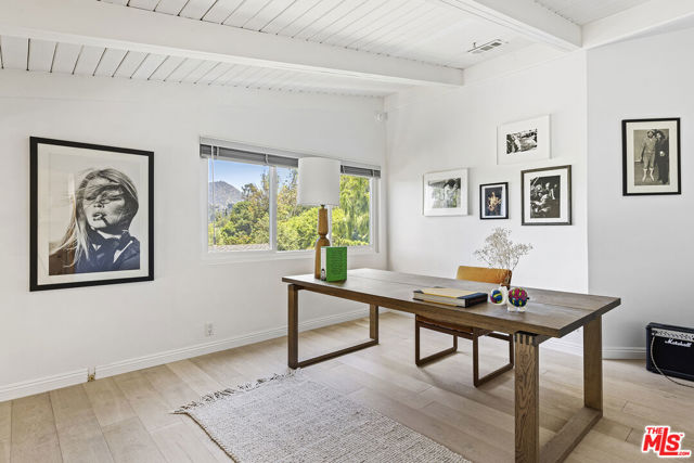 3820 Broadlawn Drive, Los Angeles CA: https://media.crmls.org/mediaz/1285b2be-d518-4bc4-9f51-8e3239b2e09e.jpg