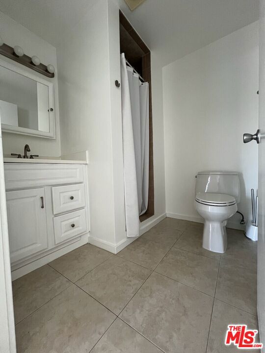 1837 18th Street, Santa Monica CA: https://media.crmls.org/mediaz/1288368e-0138-406b-995c-bf82eb7d40ef.jpg