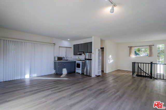 3131 & 3135 Oakcrest Drive, Los Angeles CA: https://media.crmls.org/mediaz/12888e81-137c-40e7-b14b-da19b5ad560a.jpg