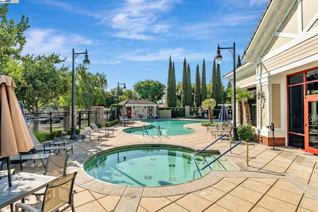 2453 Gardenstone Pl, Manteca CA: https://media.crmls.org/mediaz/1288add9-61fb-4784-9f93-c51690b03b89.jpg