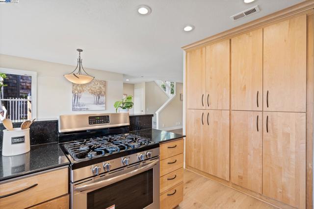 642 Centre Ct, Alameda CA: https://media.crmls.org/mediaz/1288eb17-a8a2-47bf-8e32-4f415d00f810.jpg