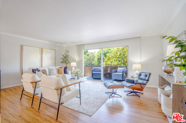 818 S Lucerne Boulevard, Los Angeles CA: https://media.crmls.org/mediaz/1289ab3c-6671-4c11-9092-b1c5be33dc1b.jpg