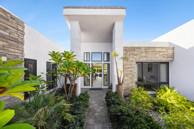1 Via Merenda, Rancho Mirage CA: https://media.crmls.org/mediaz/1289b91d-7f03-4db7-8e6b-a7d9a26c0498.jpg