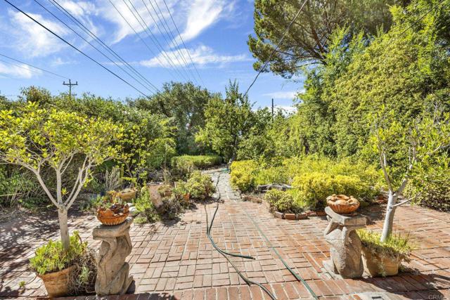 1750 Wabasso Way, Glendale CA: https://media.crmls.org/mediaz/128b32fb-7ece-4c0c-8399-56877e3ea31c.jpg