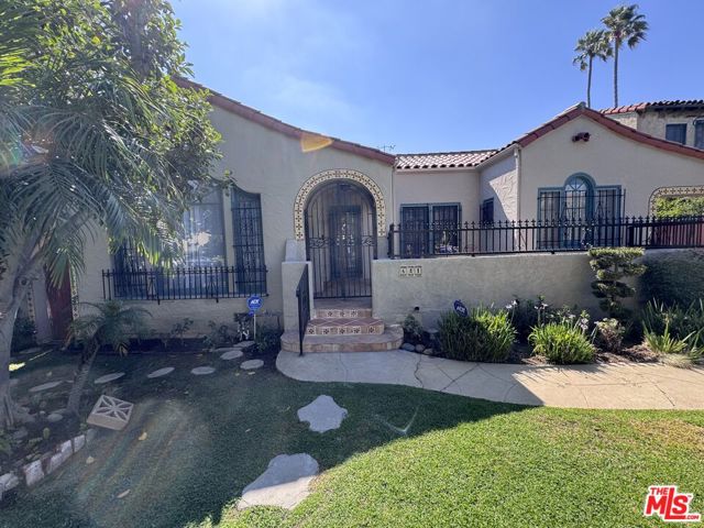 621 S Highland Avenue, Los Angeles CA: https://media.crmls.org/mediaz/128b5373-77ab-4e87-abe1-907dc000f440.jpg