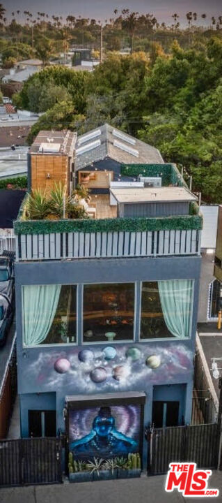 2515 Lincoln Boulevard, Venice CA: https://media.crmls.org/mediaz/128ba0de-73ed-45be-8205-9c8e3c61251c.jpg