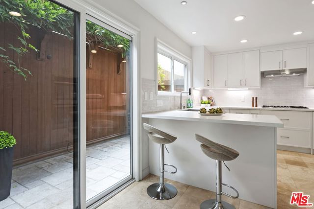 1011 5th Street, Santa Monica CA: https://media.crmls.org/mediaz/128bcb34-0e71-45c1-b9c7-f10b985d828c.jpg
